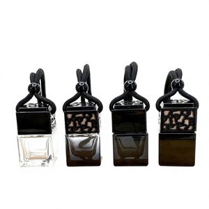 Venta al por mayor de botellas de vidrio vacías de 8 ml con degradado negro para difusor colgante de coche, contenedor cuadrado de aromaterapia y perfume con tapa hueca - Product Image 4