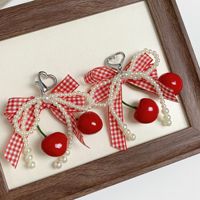 Porte-clés Nœud Papillon à Carreaux Cerise Douce, Nœud en Dentelle Perlée, Porte-clés de Voiture en Forme de Cœur, Accessoires Mignons et Féminins pour Sac à Main pour Femmes et Filles