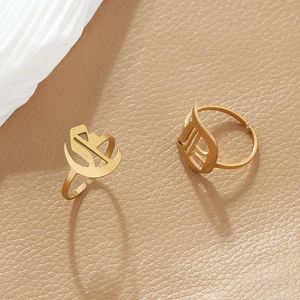 उच्च गुणवत्ता वाले कस्टम प्रारंभिक पत्र A-Z रिंग 18k सोने की प्लेटेड स्टेनलेस स्टील पुरानी अंग्रेजी वर्णमाला - Product Image 5