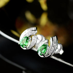 Orecchini a lobo di lusso in argento 925 con smeraldo a goccia e diamanti taglio baguette per donna, da indossare tutti i giorni - Product Image 4