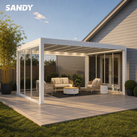 Pergola en aluminium pour cour avec toit à lames orientables, éclairage LED et panneaux en verre