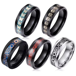 Due toni personalizzano gli ingranaggi celtici neri 8mm Mens anello di tungsteno con il modello blu fibra di carbonio fede nuziale regali per natale