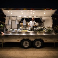 Trailer Makanan Mobile Serat Kaca Roda Ganda Merah Putih Dilengkapi Penuh Dapur Katering Komersial Truk Es Krim Custom Wave