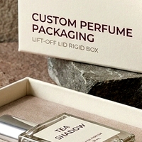 Boîte à parfum rigide de luxe blanche en deux parties avec couvercle relevable et insert ajusté, emballage cosmétique écologique pour parfums