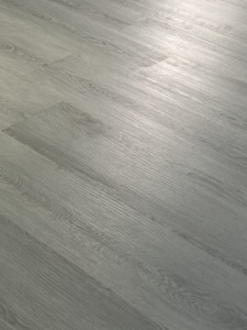 Suelo Vinílico SPC Gris Roble con Relieve Ligero de Alta Calidad, Diseño Moderno para Interiores, Resistente al Agua, Diseño Gráfico - Product Image 3