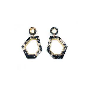 Boucles d'oreilles pendantes tendance en acier inoxydable 316L plaqué or PVD, durables et résistantes, forme hexagonale - Product Image 1