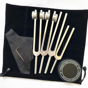 Kit de diapasons lestés 4-en-1 pour thérapie vibratoire à fréquence OM, avec marteau, chiffon de nettoyage et sac en velours – Vente en gros - Product Image 2