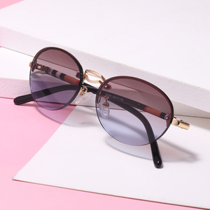 Lunettes de soleil sans monture à la mode pour femmes, petites montures ovales, protection UV400, légères, protection solaire pour la conduite - Product Image 4