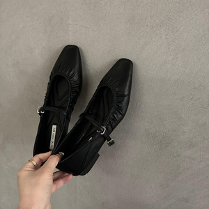 รองเท้าส้นเตี้ยแบบแมรี่เจนสีเงินสไตล์ฝรั่งเศสสำหรับผู้หญิง คอลเลคชั่นใหม่ปี 2026 เหมาะสำหรับฤดูใบไม้ผลิและฤดูใบไม้ร่วง ใส่คู่กับกระโปรงได้อย่างลงตัว - Product Image 4