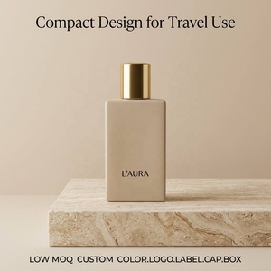 Botella de <span class=keywords><strong>Perfume</strong></span> de Vidrio Sólido Rojo Terracota de Lujo, Brillante, Diseño Cuadrado Plano con Gota de Color, Envase Vacío con Pulverizador, Precio al por Mayor - Product Image 1
