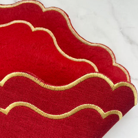 Napperon carré en tissu brodé à bordure dorée ondulée rouge, linge de table festonné pour la décoration de mariages et banquets de restaurant
