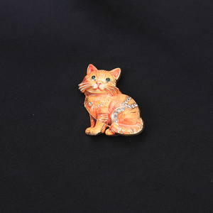 Broche de cristal vintage con diseño de gato rayado, insignia de animal esmaltada de gato Ragdoll con traje naranja, accesorio para bufanda - Product Image 5