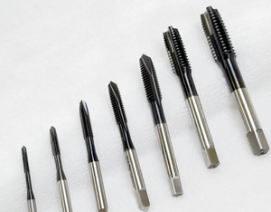 Taraud pointu en spirale métrique HSSE M1 M1.2 M1.4 M1.5 M1.6 <span class=keywords><strong>M2</strong></span> <span class=keywords><strong>M2</strong></span>.2 <span class=keywords><strong>M2</strong></span>.5 M3 M3.5 M4 M5 M6 M8 M10 M12 Tarauds filetés pour vis à machine - Product Image 3