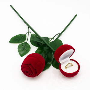 Estuche <span class=keywords><strong>para</strong></span> Anillo <span class=keywords><strong>y</strong></span> Caja de Regalo de <span class=keywords><strong>Joyería</strong></span> con Rosas Rojas Florales en Relieve <span class=keywords><strong>para</strong></span> Propuesta Romántica de San Valentín - Product Image 3
