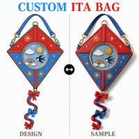 Mochila personalizada Sky Kite Ita Bag de cuero sintético rojo y azul con adornos metálicos de sol y estrella dorados, ventana abovedada y dije de golondrina arcoíris