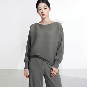 เสื้อยืดโอเวอร์ไซส์ทรงหลวม แขนยาว คอโอ สำหรับผู้หญิง ยี่ห้อมิยาเกะ ผ้าทอสีพื้น ระบายอากาศได้ดี ผลิตจากโพลีเอสเตอร์ที่เป็นมิตรกับสิ่งแวดล้อม - Product Image 5