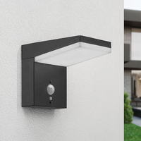 Capteur de mouvement moderne en forme de L vers le bas éclairage de panneau mural solaire à LED monté en aluminium moulé sous pression pour jardin extérieur