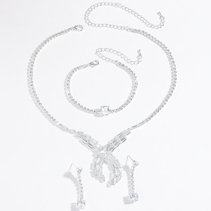 Collar de Moda - Ideal para Bodas y Otros Eventos. Elegante y lujoso, con cadenas brillantes y cristales. - Product Image 4