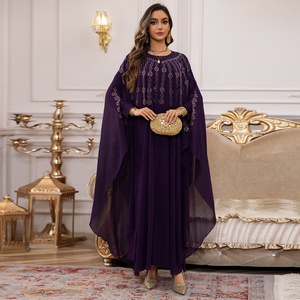 Abiti Lunghi Popolari dei Musulmani con Decorazioni in Strass nel Medio Oriente. Scialli Musulmani con Mantelle. Abiti con maniche a pipistrello. - Product Image 3