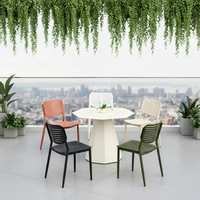 Chaise d'extérieur empilable moderne en alliage d'aluminium avec design à panneaux et logo par transfert d'eau pour la restauration et les locations événementielles (hôtels et parcs)