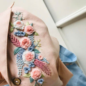 Elegante conjunto de pijama bordado en azul claro para mujer, ropa de dormir de lino suave con detalles florales, camisa con botones y pantalones cortos - Product Image 4