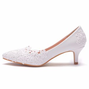 2024 grande <span class=keywords><strong>taille</strong></span> 43 <span class=keywords><strong>blanc</strong></span> dentelle mariée pompes à la main femmes chaussures de mariage avec 5cm pointu talons fins été Styles de mariée - Product Image 3