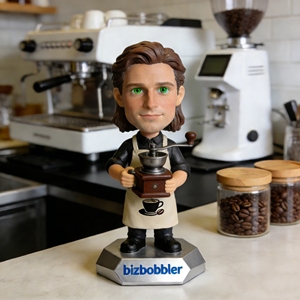 บิซบ็อบเบลอร์ ตุ๊กตาบาริสต้ากาแฟแบบกำหนดเอง - ตุ๊กตาเรซิ่นพร้อมชื่อและโลโก้บนผ้ากันเปื้อนส่วนตัว - Product Image 2