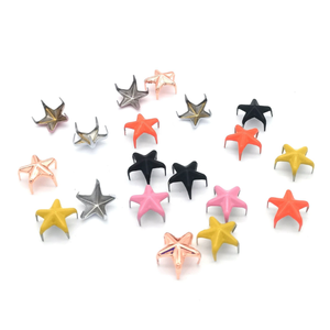 หมุดโลหะรูปดาวตกแต่งแบบสั่งทำพิเศษสำหรับกระเป๋า - Product Image 1