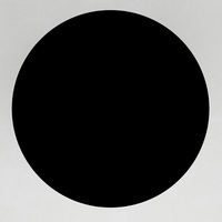 Table d'appoint ronde en marbre noir mat, base conique sculptée intégrée en pierre, table d'appoint minimaliste pour décoration intérieure, maison de rêve
