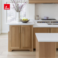 Meuble de cuisine sur mesure en chêne blanc à coupe rift, blanc givré, grain clair naturel, style Shaker fin, pour la décoration intérieure