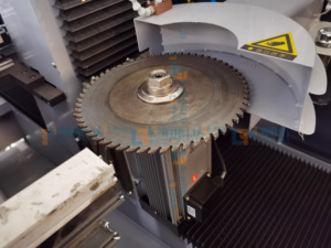 Vente directe d'usine, machine de fraisage automatique à trois axes à commande PLC pour le traitement des fenêtres et des portes en aluminium - Product Image 6
