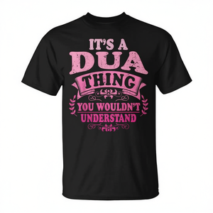 Camiseta Dua Thing con Texto Rosa sobre Negro, Unisex, Talla Adulto, Cuello Redondo, Manga Corta, Impresión Serigráfica, para Uso Promocional - Product Image 2