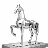 Sculpture de cheval géométrique moderne en acier inoxydable poli miroir, faible profil, pour décoration extérieure de jardin et de patio