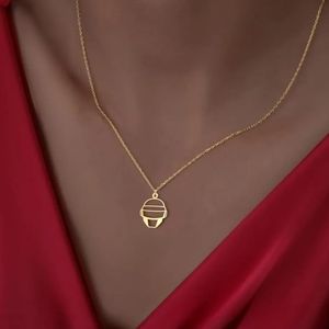 Delicata Collana con Ciondolo Casco <span class=keywords><strong>Daft</strong></span> <span class=keywords><strong>Punk</strong></span> in Acciaio Inossidabile 316L Placcato Oro 18k, Gioiello Futuristico Antiossidante - Product Image 3