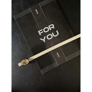 Ceinture fine en cuir synthétique avec boucle serpent pour femme, idéale pour robe de mariée, veste ou pantalon - Product Image 1