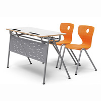 Ensemble de chaises et de tables d'école, mobilier de salle de classe, pupitre d'école en bois avec deux chaises