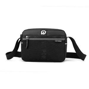 Sac bandoulière en nylon personnalisé avec logo, léger, pour homme, idéal pour le bureau, les voyages quotidiens et les affaires. - Product Image 2