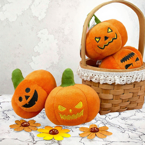 Al por mayor: Peluche de calabaza de Halloween adorable, súper suave y reconfortante, con bolsa de dibujos animados, llavero de pareja para coche y colgante de muñeco para máquina de garras - Product Image 3