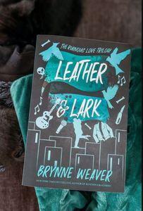Achetez le livre Leather and Lark de Brynne Weaver, roman d'amour sombre anglais, tome de la trilogie Ruinous Love, en vente. - Product Image 2