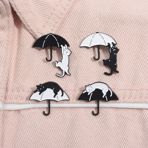 Broche de esmalte de gato Paraguas Blanco y Negro lindo gato mascota mochila insignia regalo - Product Image 5