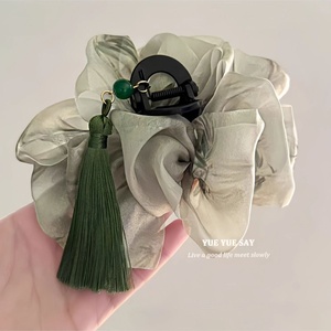 Grande fermaglio per capelli a pinza in organza verde salvia con volant e nappa, elegante fermaglio per chignon con stampa floreale per <span class=keywords><strong>donna</strong></span>, da sera - Product Image 2