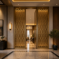 Paravent d'entrée en treillis géométrique doré avec porte en verre, séparateur de pièce sur mesure pour salle de bal d'hôtel