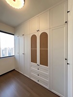 Armoire à portes cintrées de style français avec tiroirs et rangements