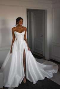 Váy cưới satin dáng chữ A cổ sweetheart phong cách tối giản Ruolai QD06377, có đường xẻ tà trước và lưng trần, kiểu dáng đơn giản. - Product Image 4