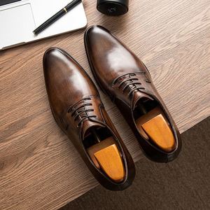 Chaussures en cuir haut de gamme pour hommes - Chaussures Derby habillées et décontractées à lacets, respirantes, à texture lisse et patinées à la main pour hommes - Product Image 2