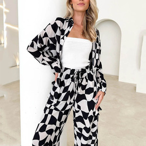 Vente en gros de pyjamas d'hiver en peluche personnalisés Ensemble 3 pièces avec haut court <span class=keywords><strong>et</strong></span> short pour femmes/ - Product Image 3