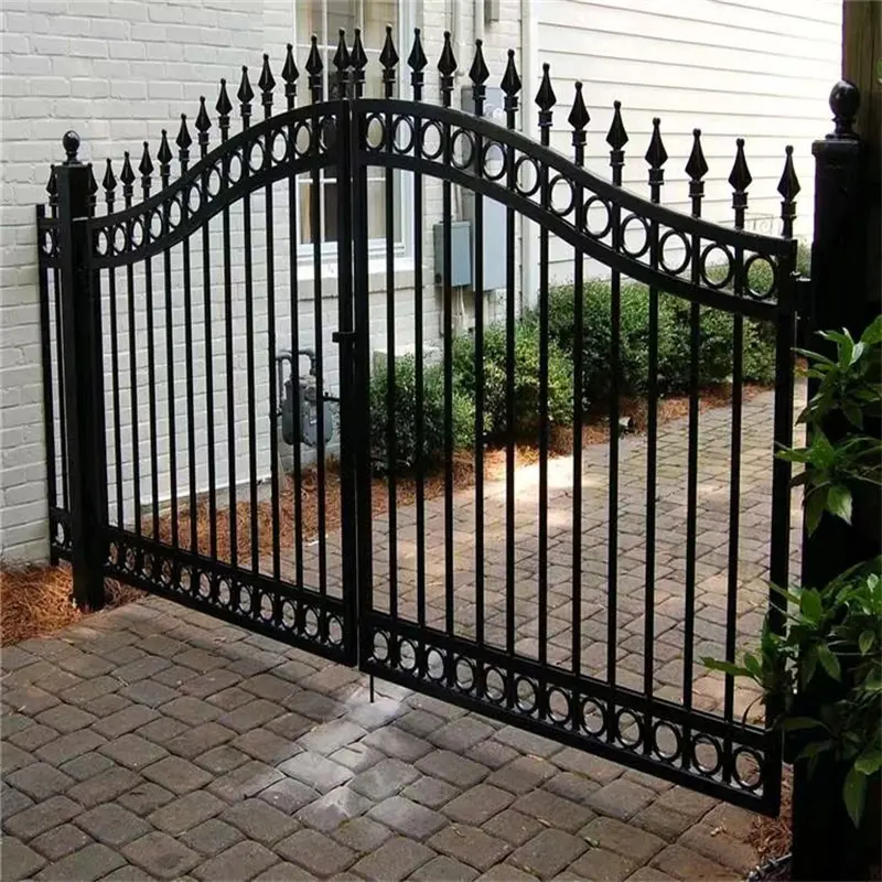 Fabricants de portes d'allée en fer forgé portails battants de villa système de porte de clôture en métal de conception spéciale pour la sécurité portails de clôture en acier