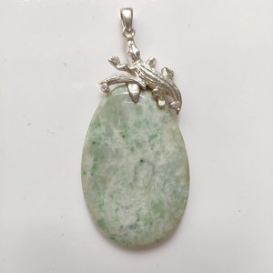 Pendentif en argent 925 avec jadeite en forme de lézard - Product Image 1