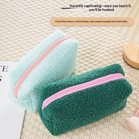 Élégante trousse à crayons portable en peluche pour femme, sac à cosmétiques mignon avec fermeture éclair