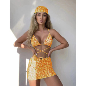 Ensemble <span class=keywords><strong>bikini</strong></span> sexy pour <span class=keywords><strong>femme</strong></span> avec soutien-gorge bandeau imprimé rayé à décolleté plongeant et mini-culotte triangle, et foulard en résille - Product Image 1